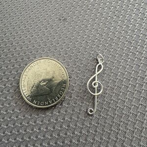Treble clef pendant silver